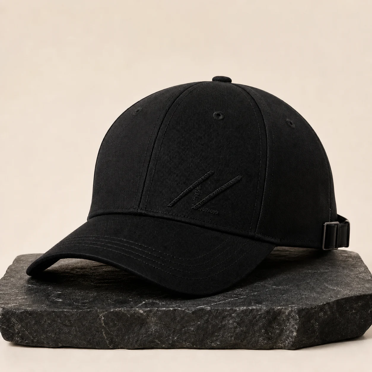 Gorra negra estructurada VALZERI sobre piedra