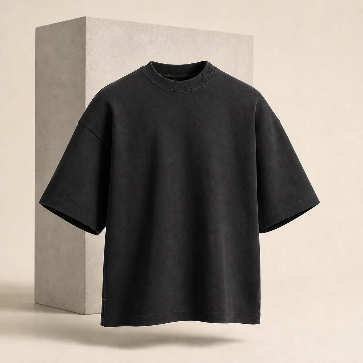 Polo negro pesado VELZORI frente a bloque de concreto